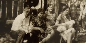 «Мама весь час очікувала, що чорний «воронок» приїде і за нею». Історія родини більшовички з Кременчука 6 Цю історію розповіла 98-річна Олександра Іпполітівна Гмирко, яка мешкає у Кременчуці Полтавської області