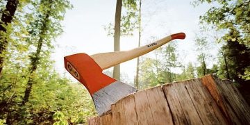 Ліси АПК: голова Чернівецької ОДА Сергій Осачук пішов проти громад та інтересів області 3 Децентралізація наділяє місцеві ради усе більшими повноваженнями і обов’язками і усе меншим фінансовим забезпеченням. Цілком природно, що громади Буковини шукають додаткові джерела наповнення своїх бюджетів, розвитку підприємництва на своїх територіях. Тому вони наполегливо піднімають перед керівництвом Чернівецької ОДА питання передати їм у власність ліси АПК. А це без малого 60 тисяч гектарів земель лісогосподарського призначення, за якими інвестиції, робочі місця, податки. Ліси для гірських територій – це споконвічно основа соціально-економічного розвитку, простіше кажучи – основа їх життя. До того ж, стаття 142 Конституції України прямо зазначає, що земля, природні ресурсі, які є у власності територіальних громад, становлять матеріальну і фінансову основу місцевого самоврядування. Несправедливо, коли держава щедро дозволяє одним громадам примножують свої земельні статки і розширювати базу оподаткування (за рахунок сільгоспземель), а інших суттєво обділяє. Причому тих, у кого окрім лісу нічого більше немає.